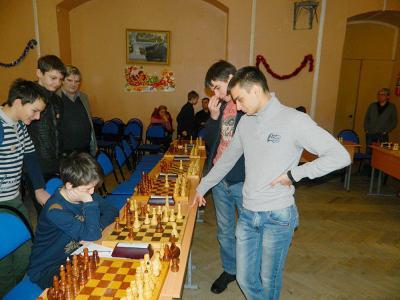 Дмитрий Андрейкин и Никита Матинян дали сеанс одновременной игры в гимназии №2